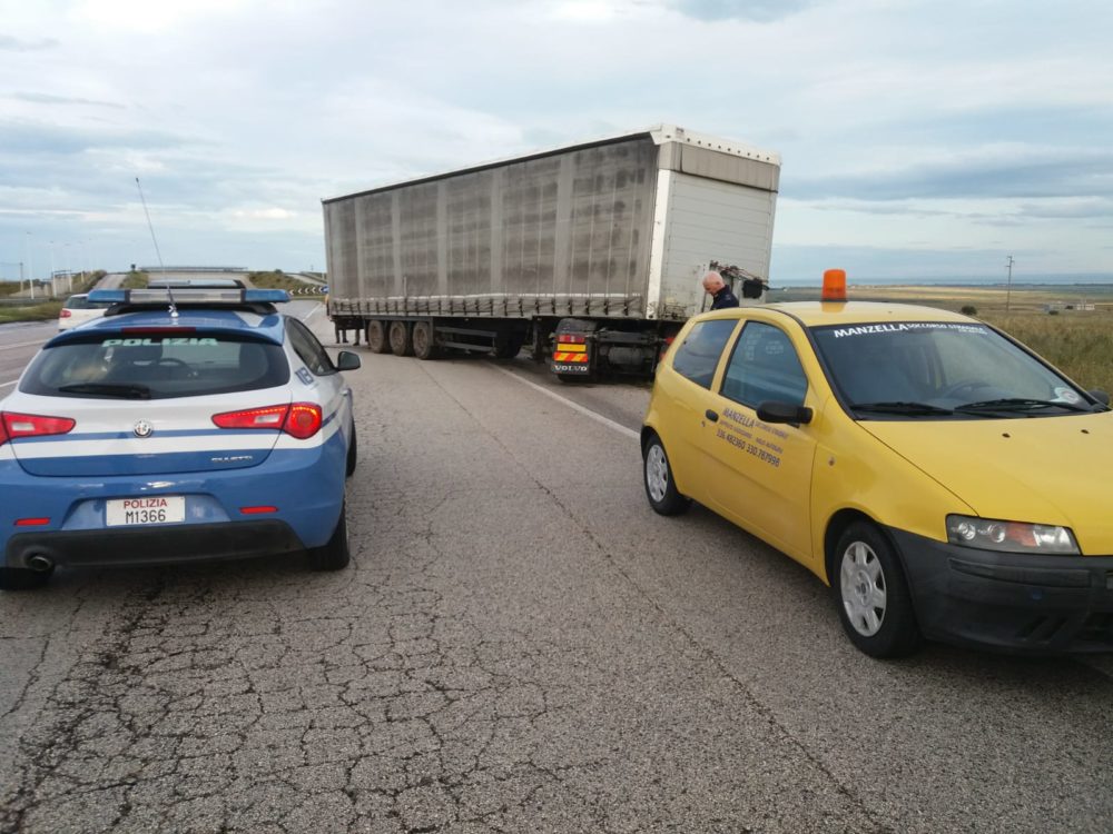 Manfredonia. Incidente stradale sulla SS89: tir fuori strada