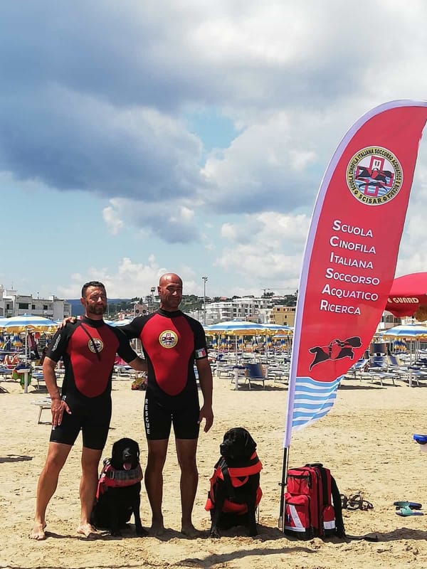 Vieste, due ragazzi rischiano di annegare: salvati dai cani-bagnino Maya e Alex „