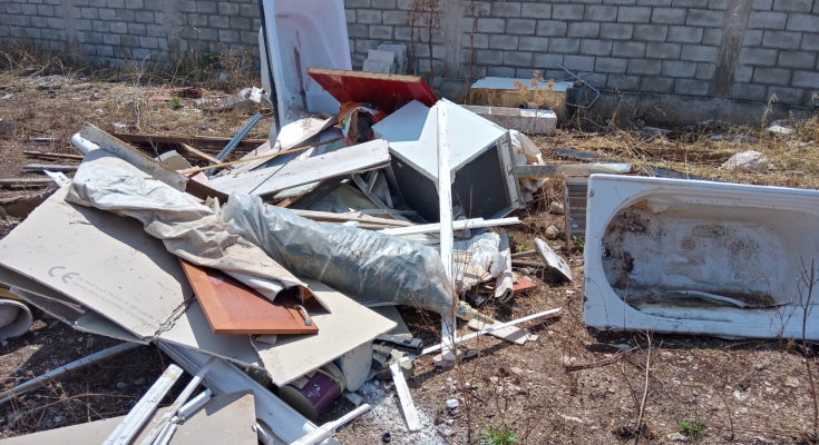 MANFREDONIA, VIOLA PROPRIETÀ PRIVATA PER ABBANDONARE RIFIUTI
