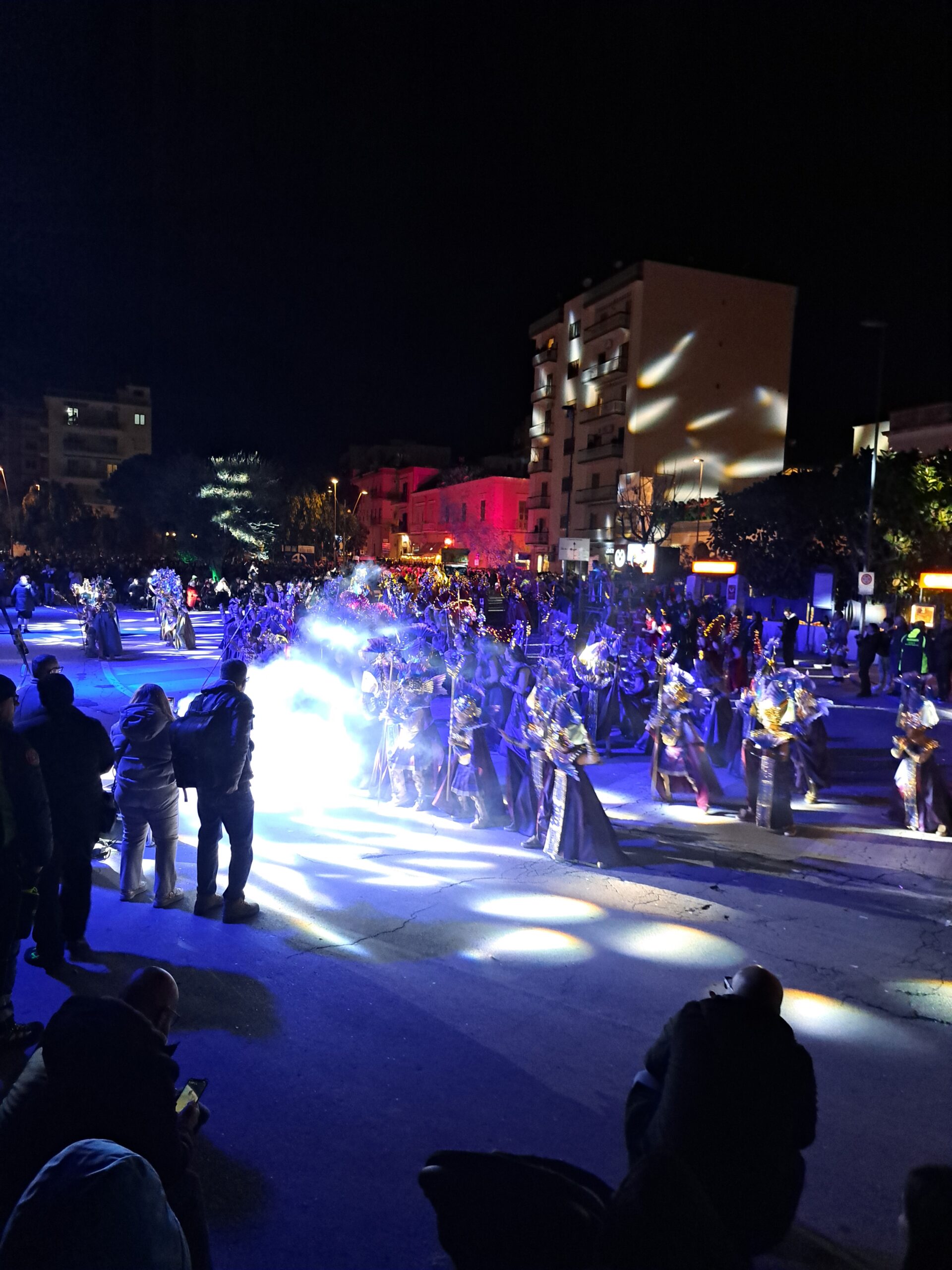 Carnevale di MANFREDONIA by nigth, tanta gente in riva al Golfo